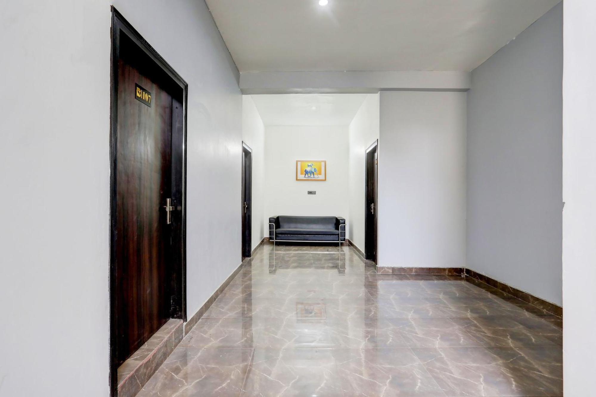 Super Hotel Live View Indraprastha Esterno foto