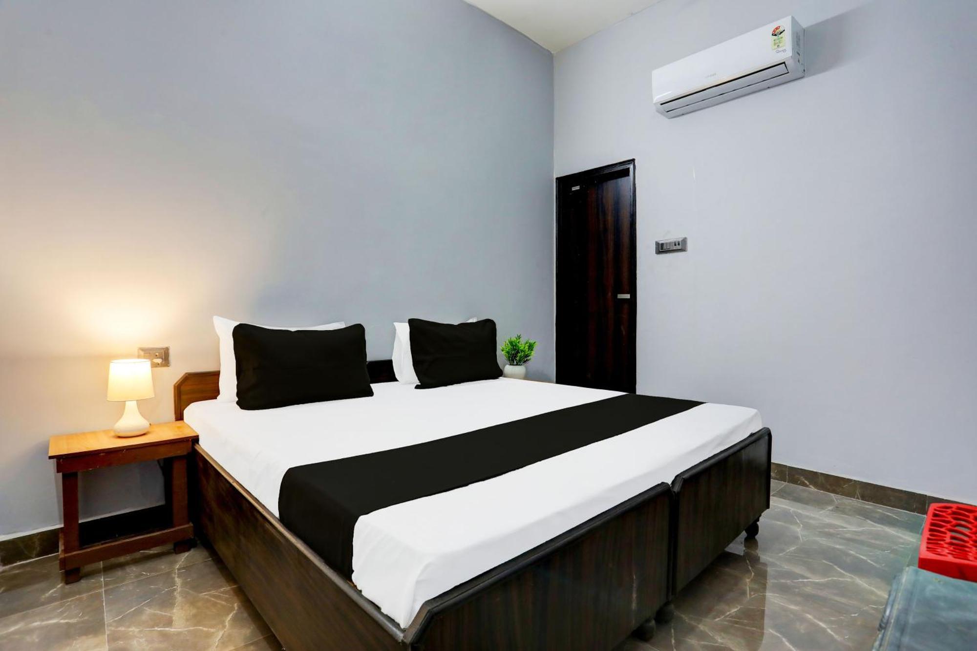 Super Hotel Live View Indraprastha Esterno foto