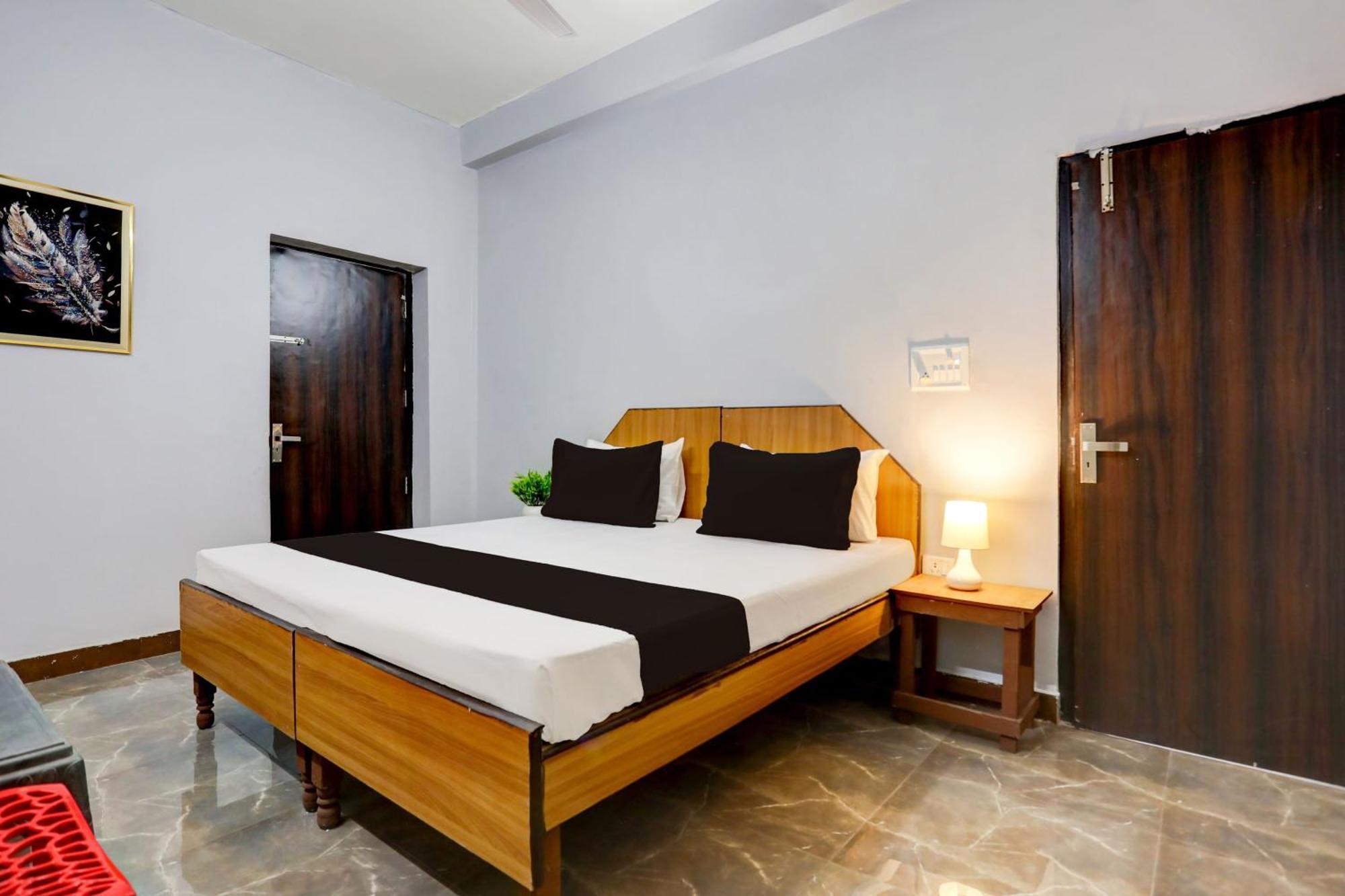 Super Hotel Live View Indraprastha Esterno foto