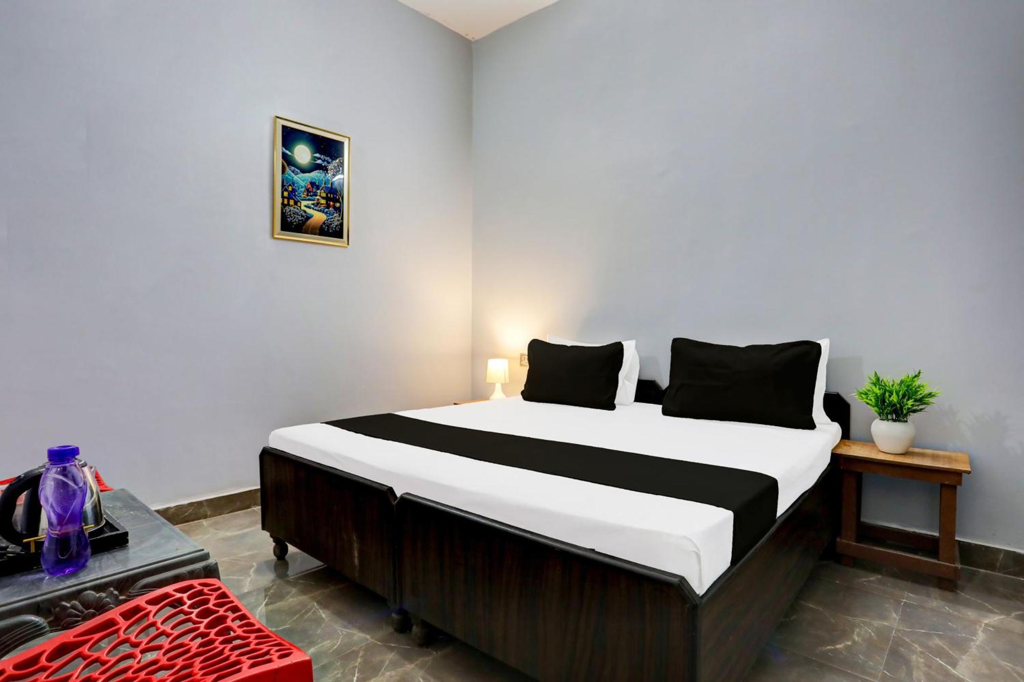 Super Hotel Live View Indraprastha Esterno foto