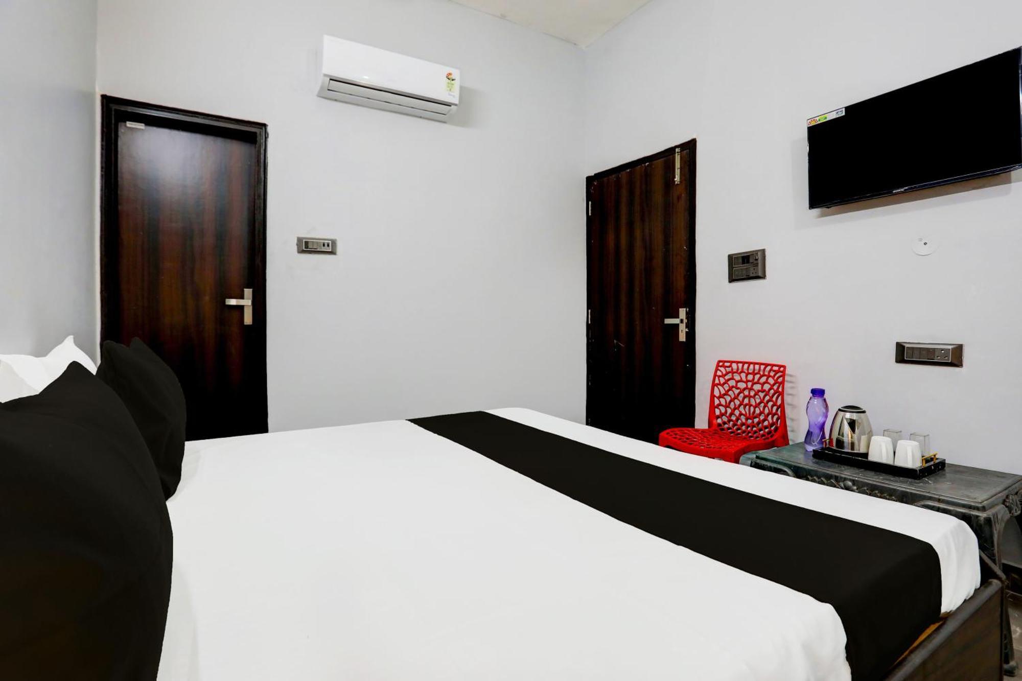 Super Hotel Live View Indraprastha Esterno foto