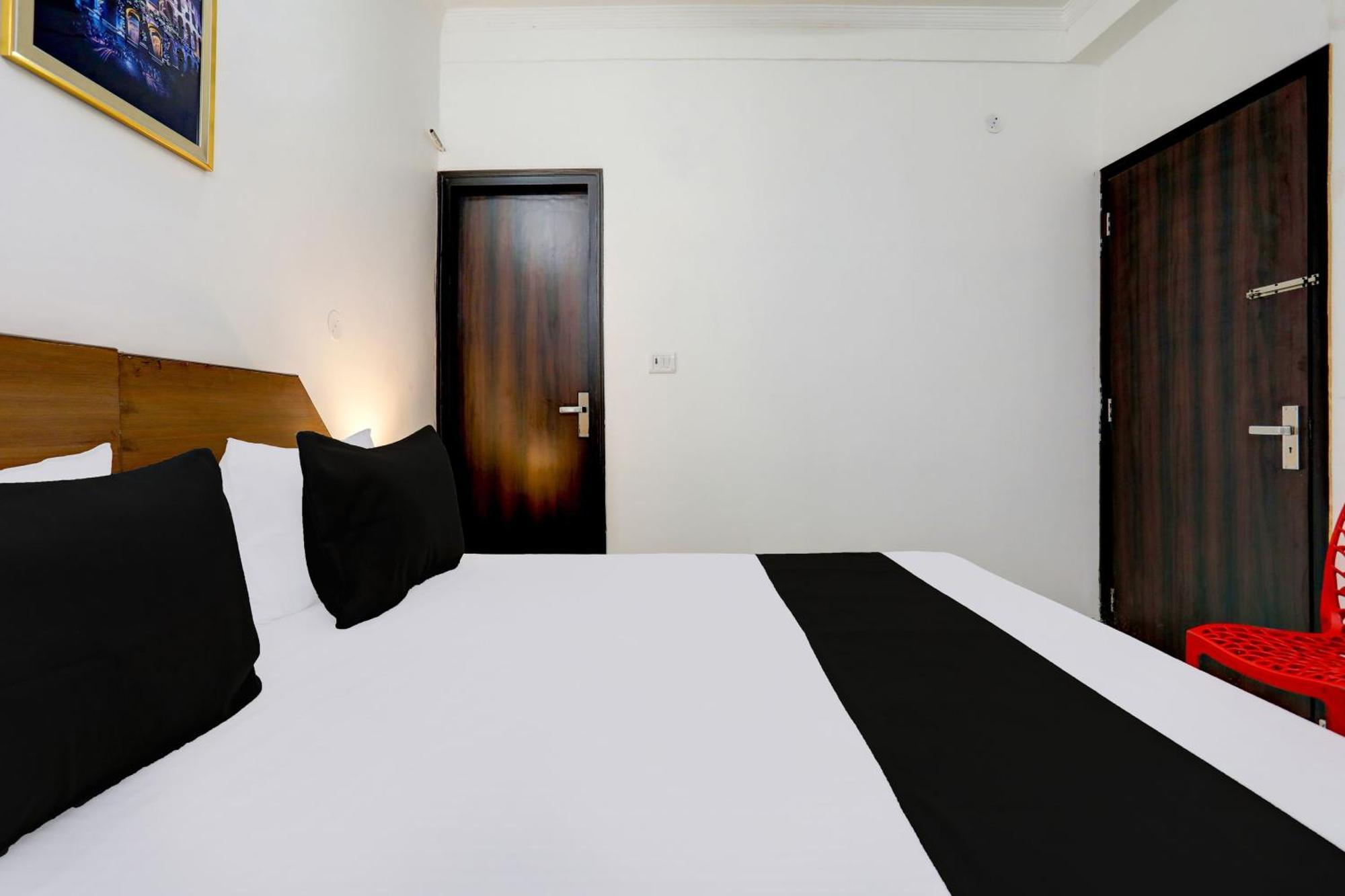 Super Hotel Live View Indraprastha Esterno foto