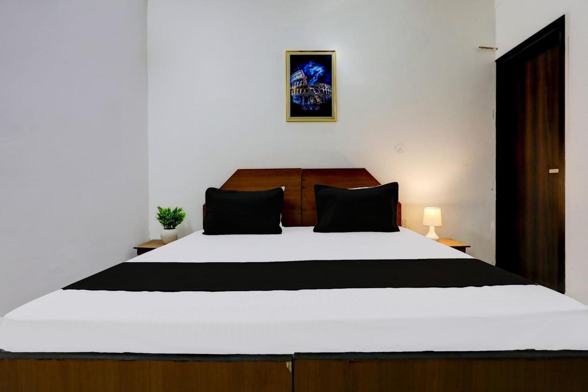 Super Hotel Live View Indraprastha Esterno foto