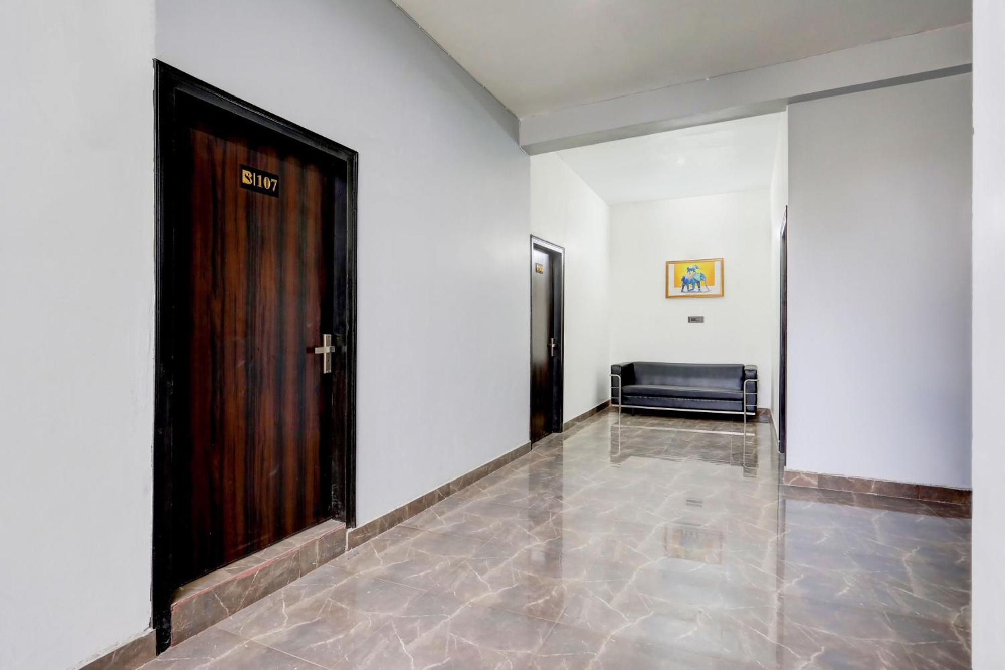 Super Hotel Live View Indraprastha Esterno foto