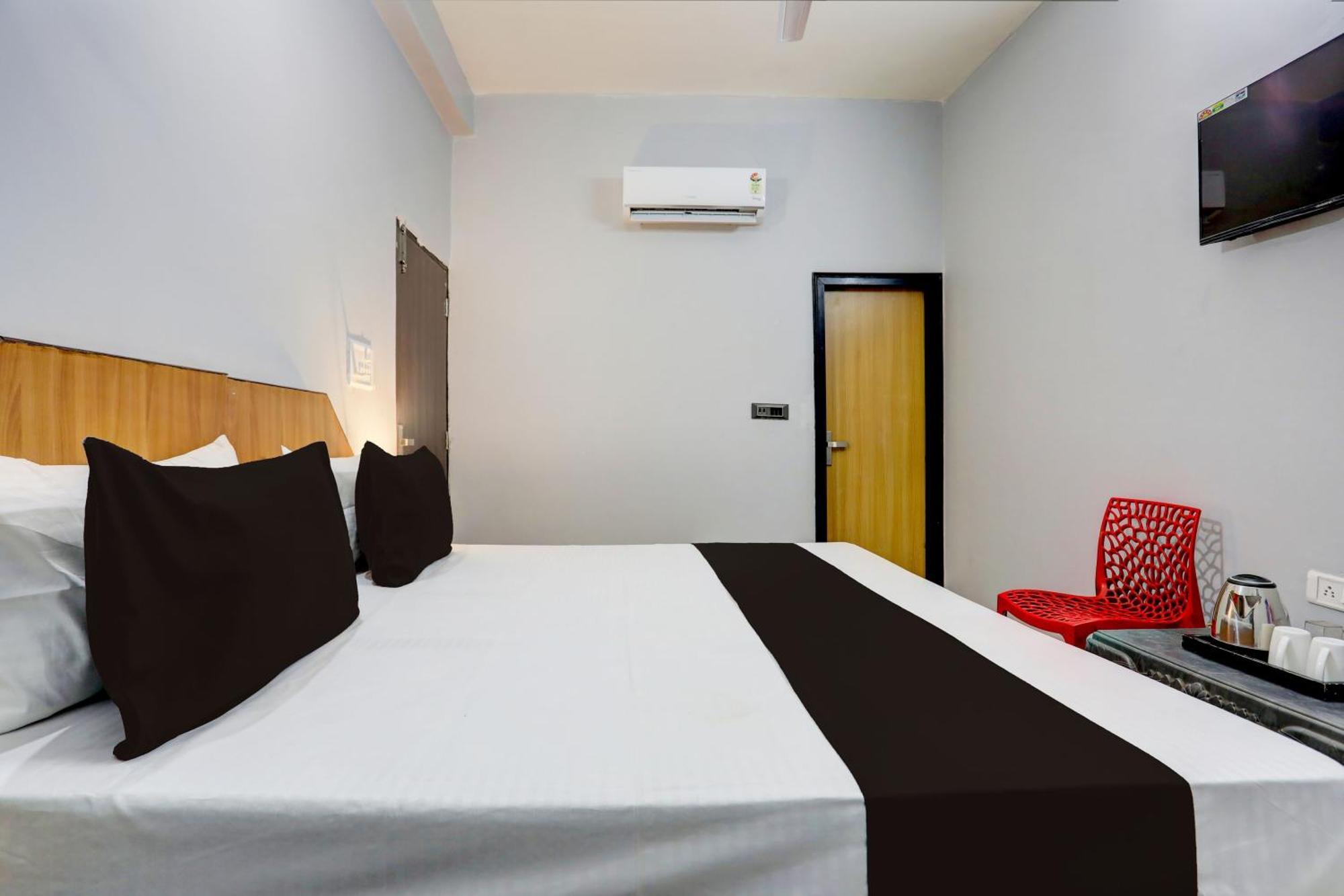 Super Hotel Live View Indraprastha Esterno foto