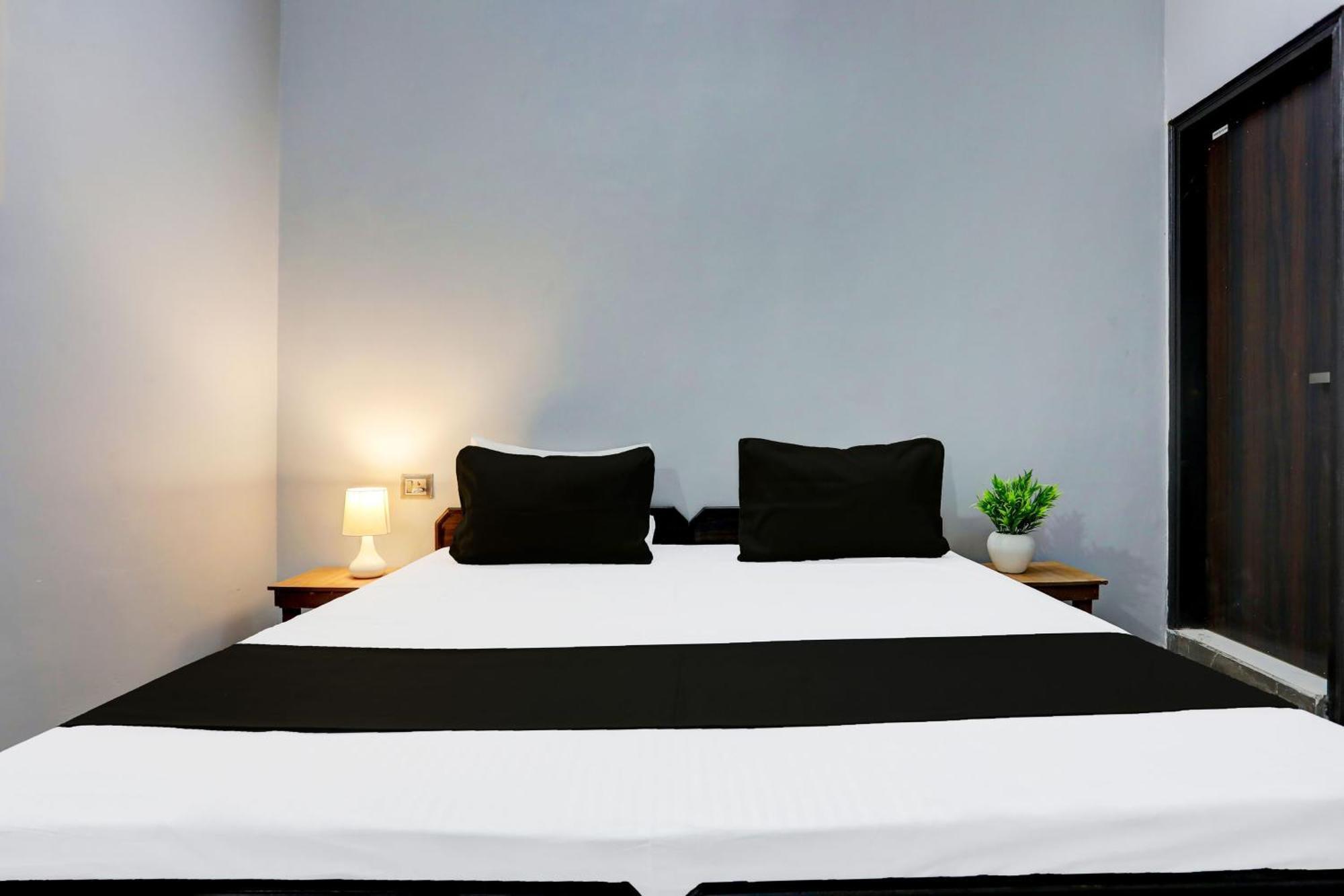Super Hotel Live View Indraprastha Esterno foto