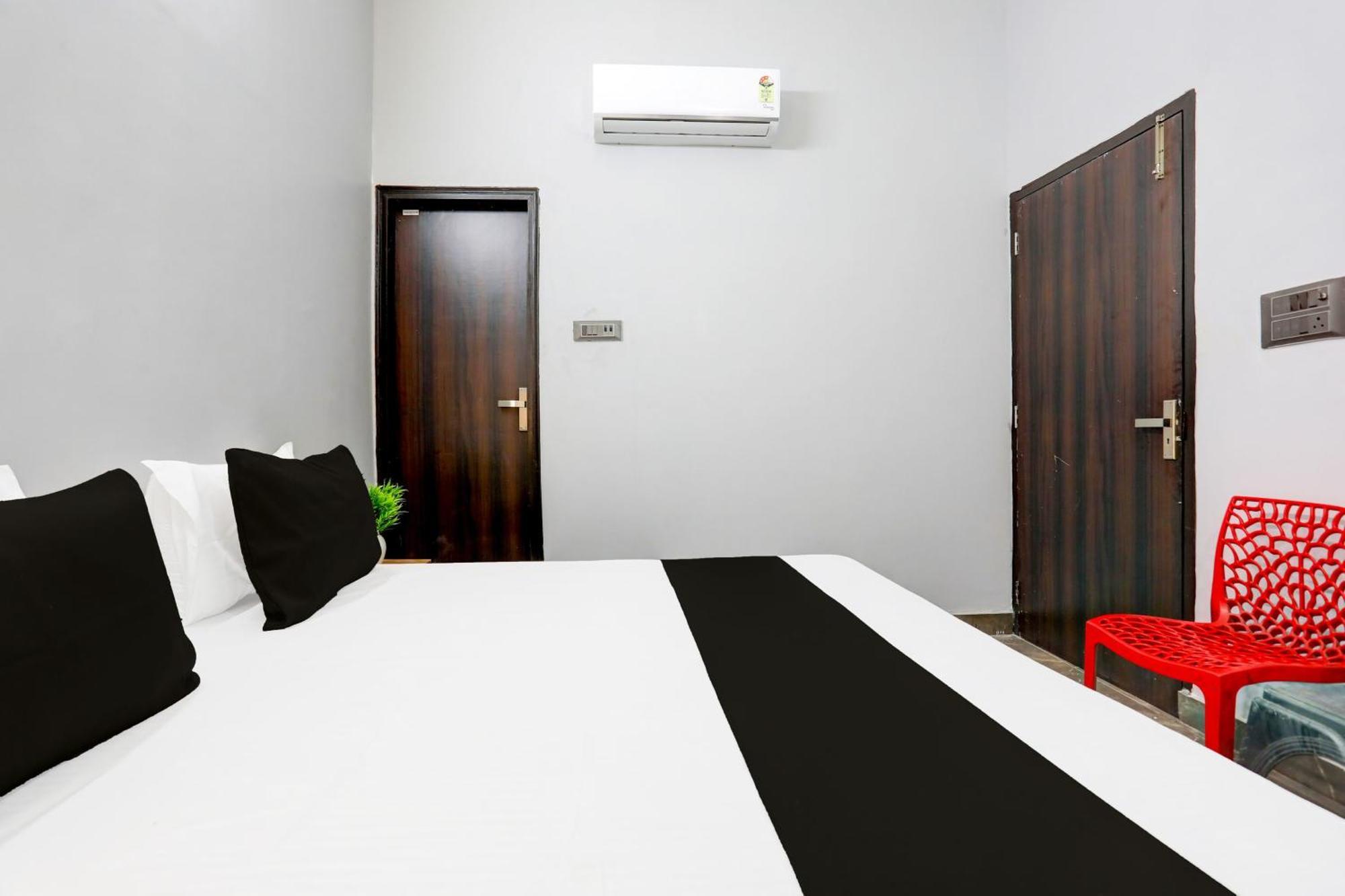 Super Hotel Live View Indraprastha Esterno foto