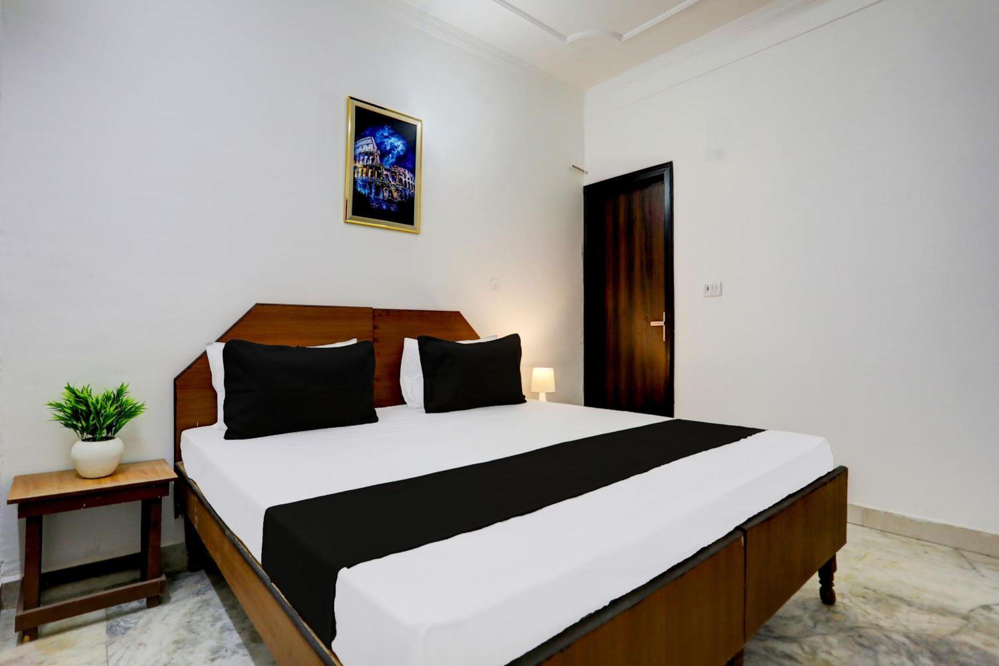 Super Hotel Live View Indraprastha Esterno foto