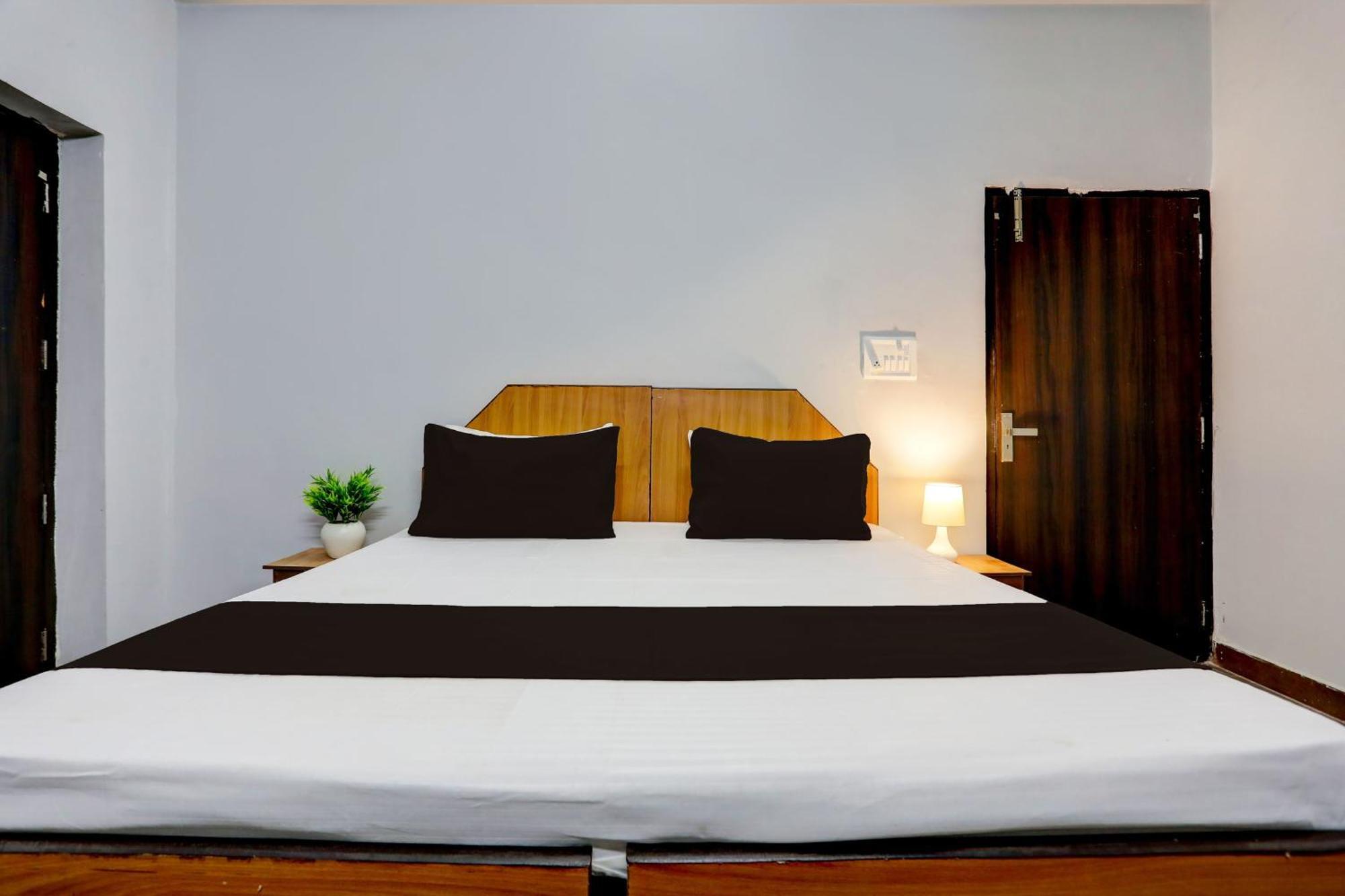 Super Hotel Live View Indraprastha Esterno foto